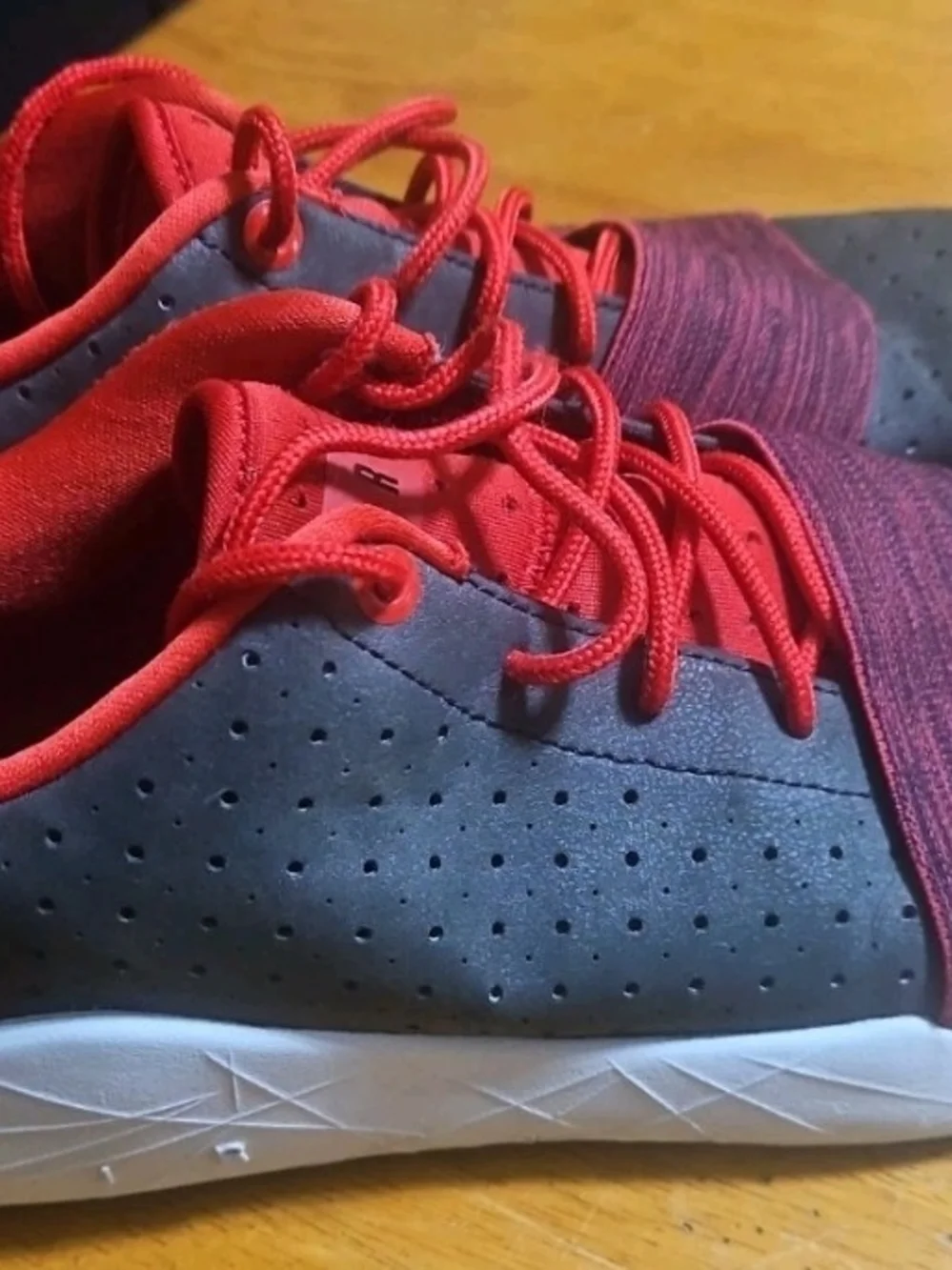 Jordan Men's Athletic Shoe in Red and Gray
